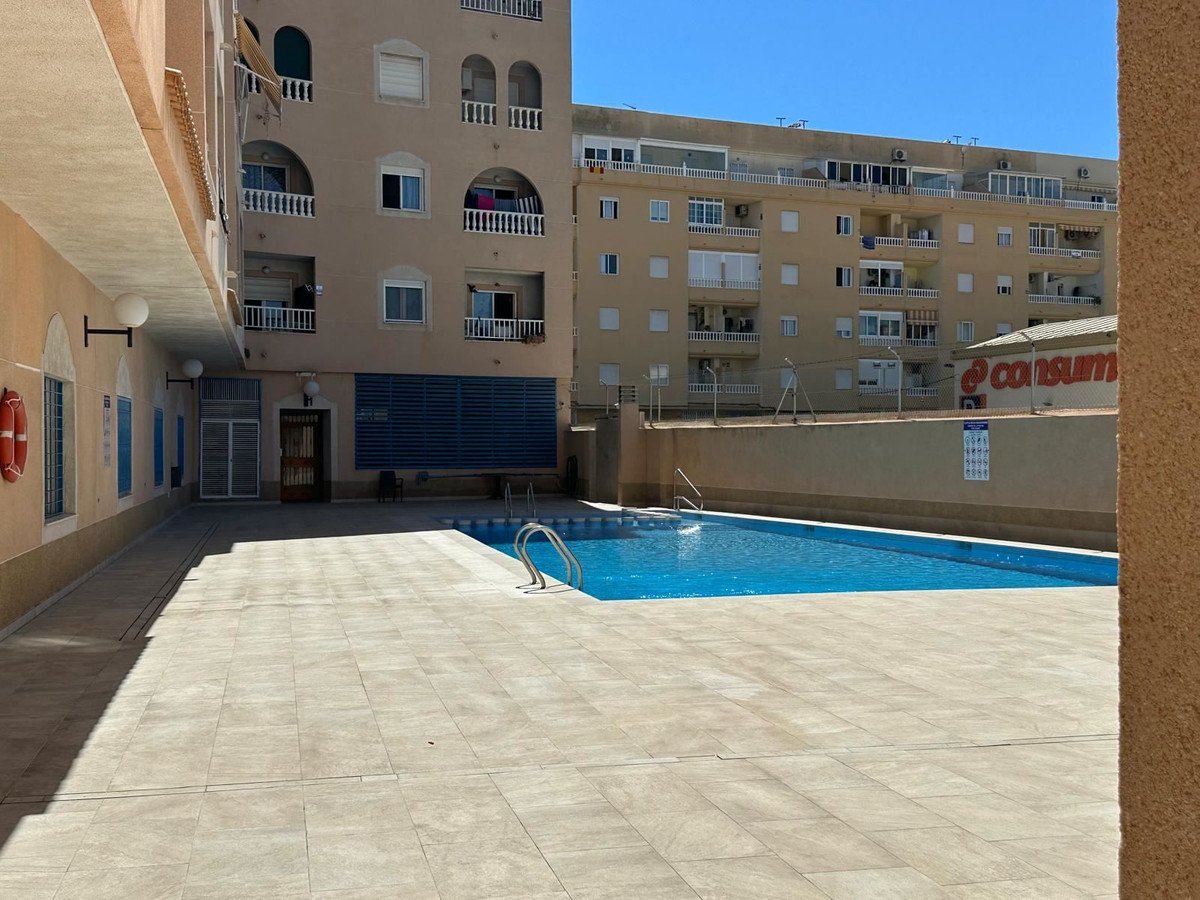 2 Bed Middle Floor Apartment in Torrevieja