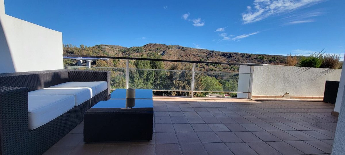 2 Bed Middle Floor Apartment in Benahavís