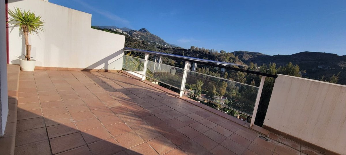 2 Bed Middle Floor Apartment in Benahavís