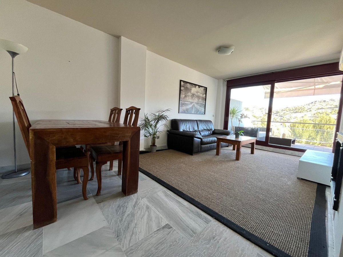 2 Bed Middle Floor Apartment in Benahavís