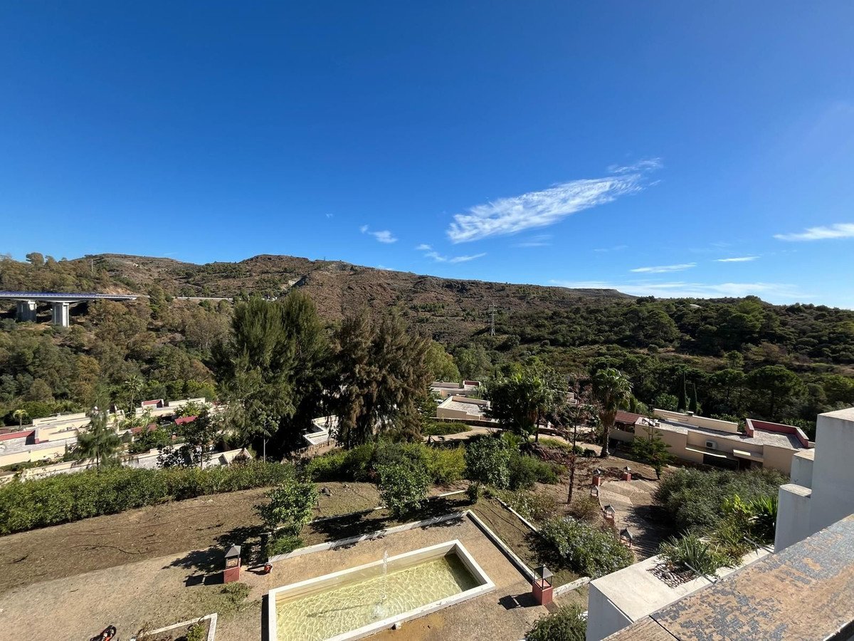 2 Bed Middle Floor Apartment in Benahavís