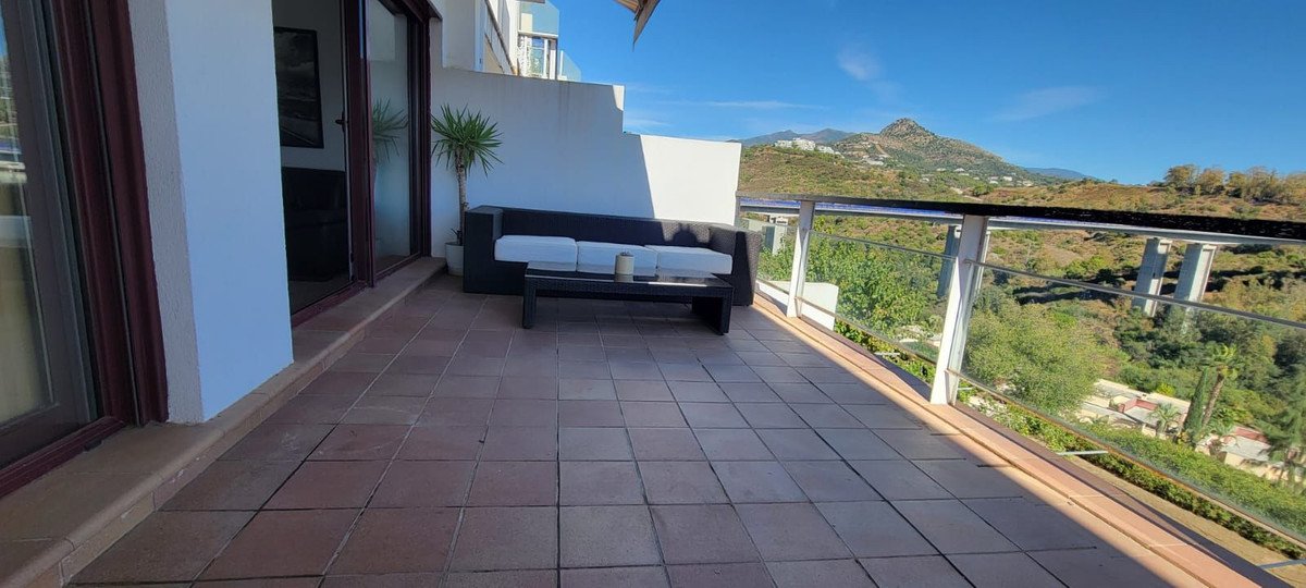 2 Bed Middle Floor Apartment in Benahavís