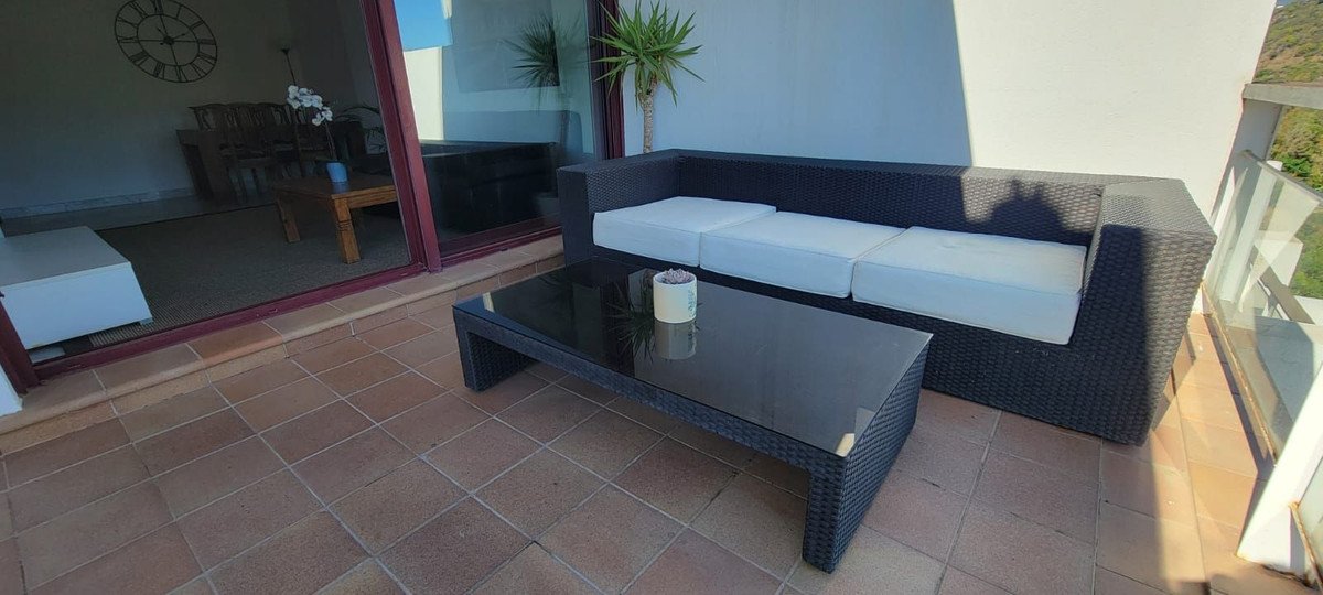 2 Bed Middle Floor Apartment in Benahavís