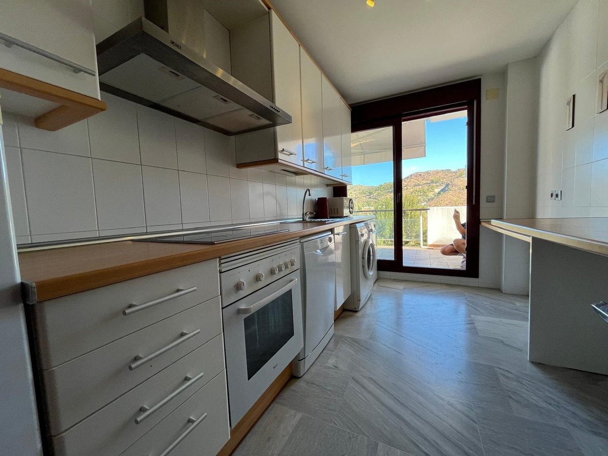 2 Bed Middle Floor Apartment in Benahavís