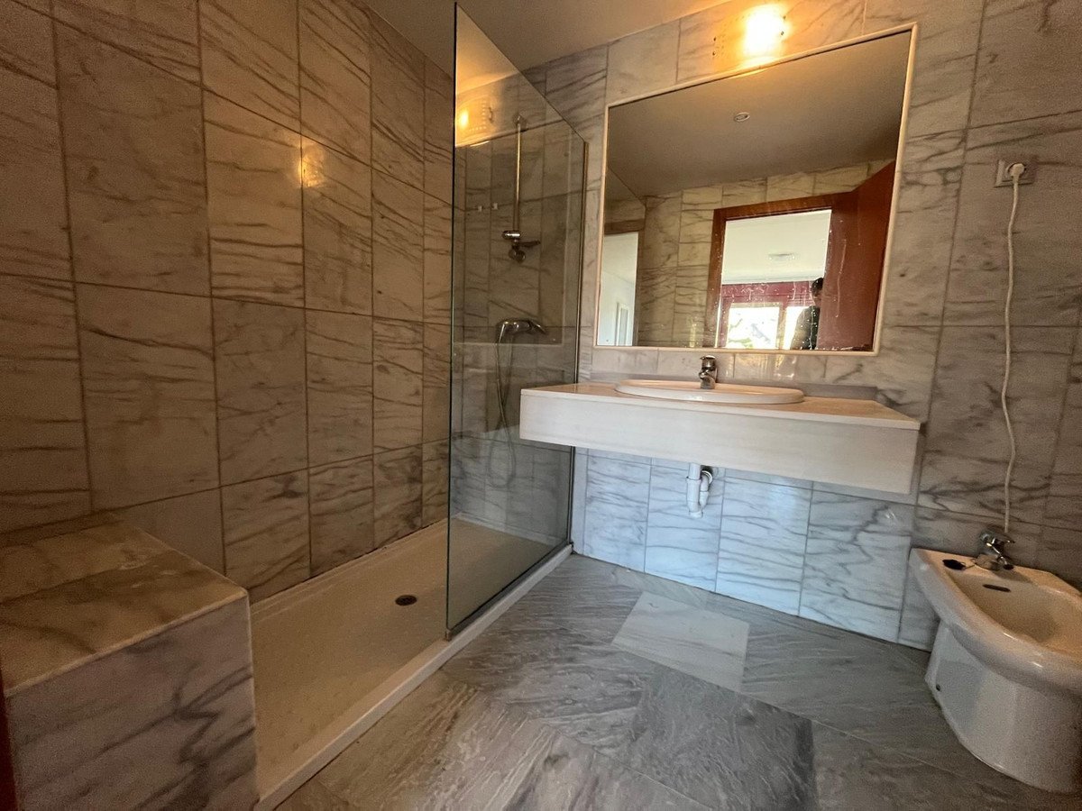 2 Bed Middle Floor Apartment in Benahavís