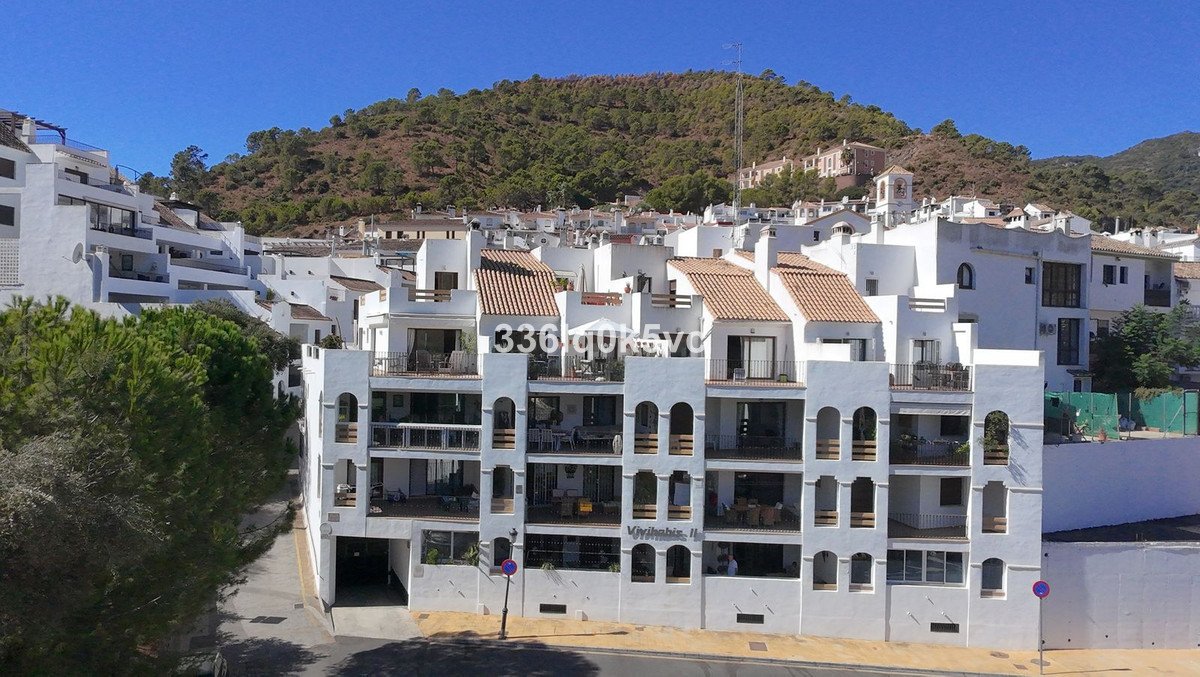 2 Bed Middle Floor Apartment in Benahavís