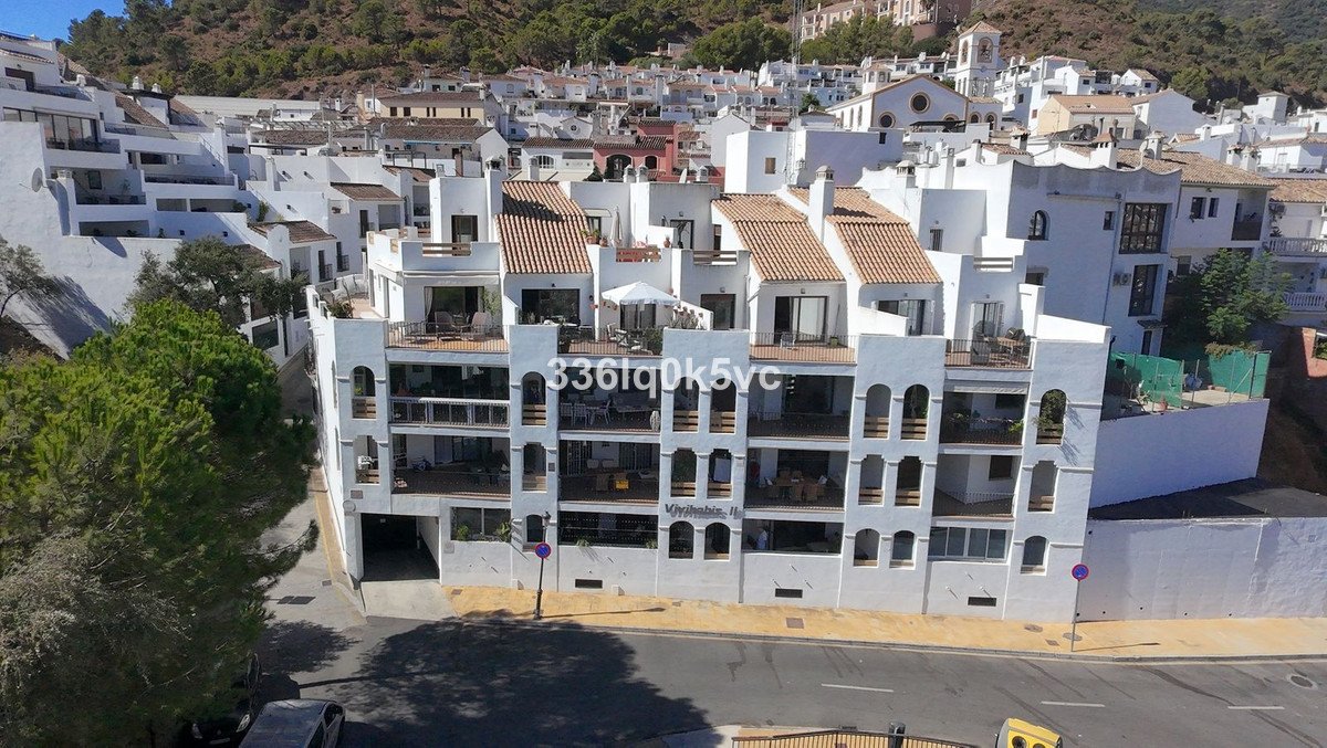 2 Bed Middle Floor Apartment in Benahavís