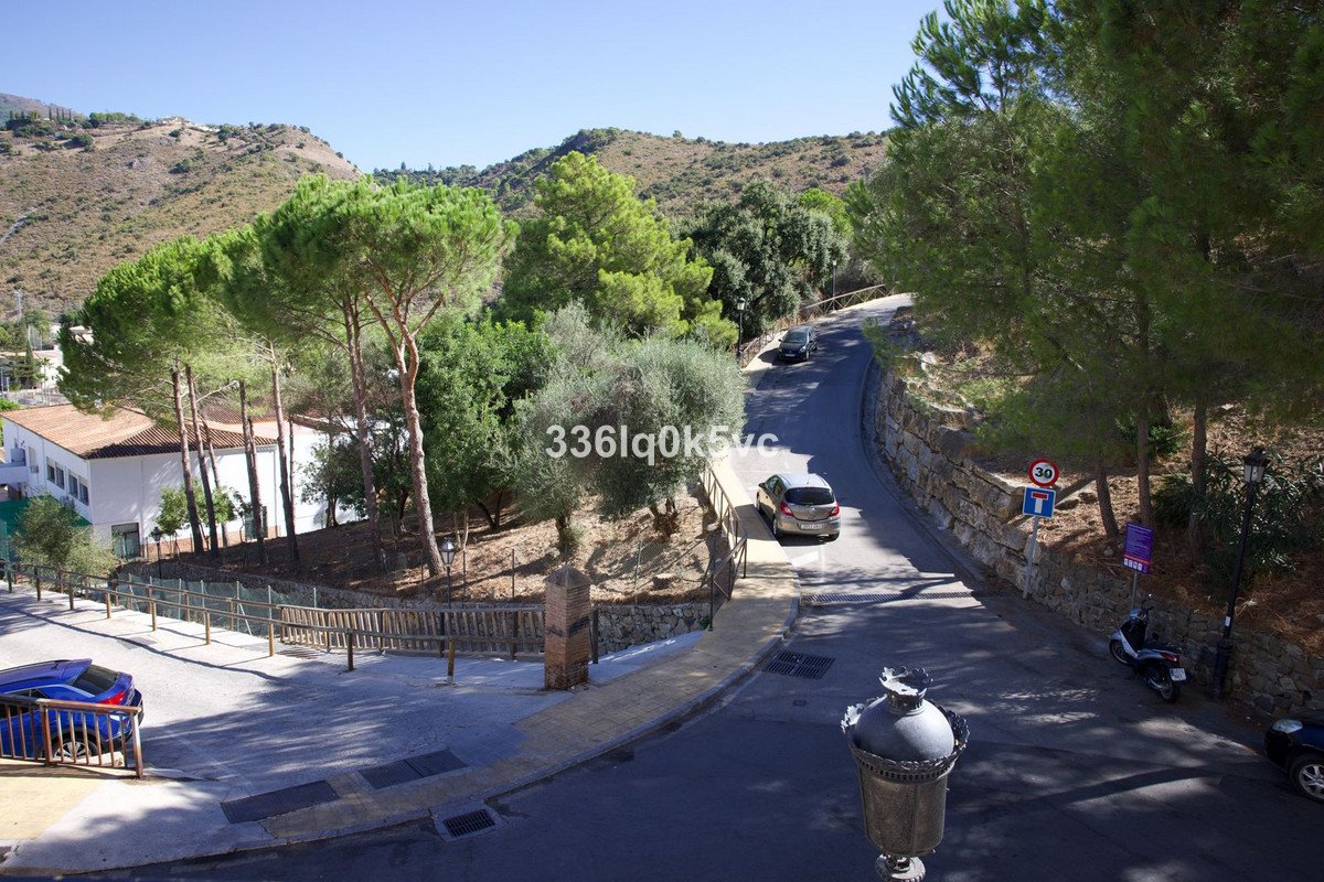 2 Bed Middle Floor Apartment in Benahavís