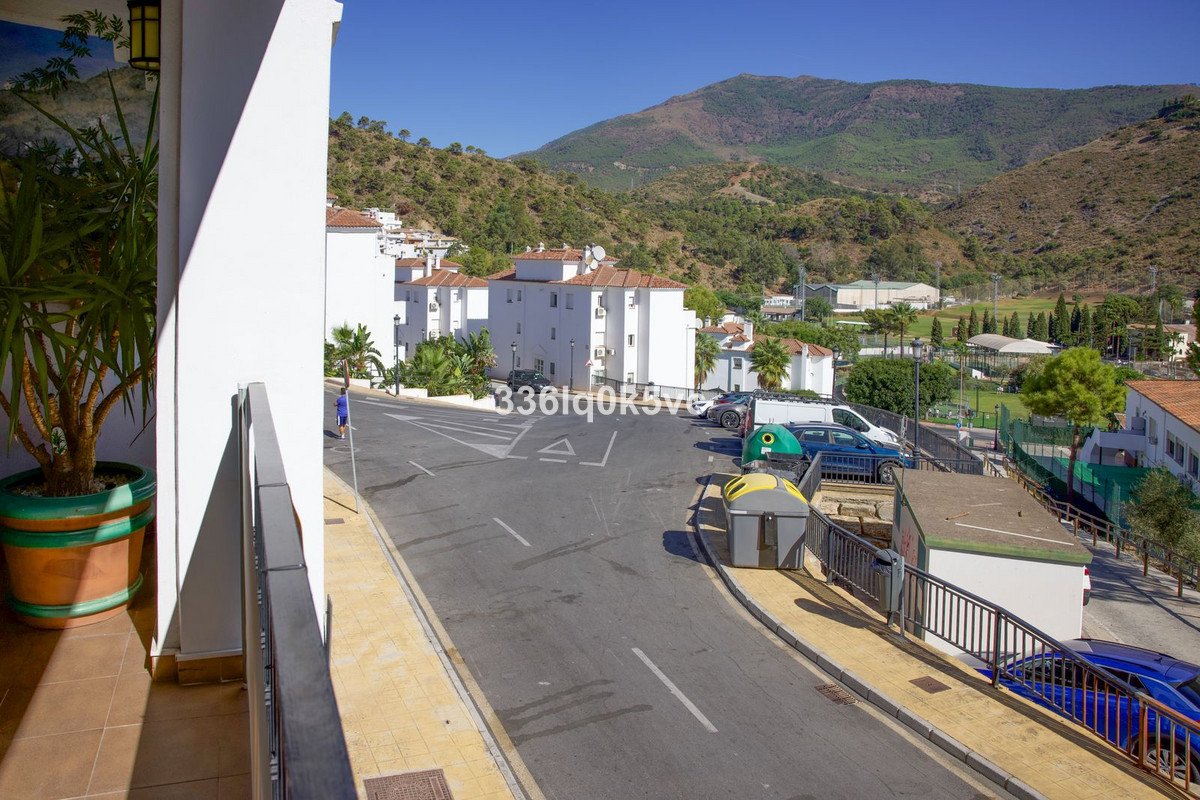 2 Bed Middle Floor Apartment in Benahavís