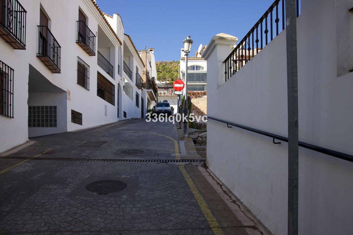 2 Bed Middle Floor Apartment in Benahavís