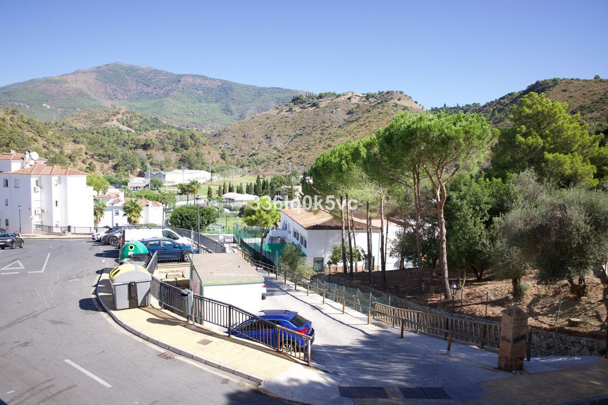 2 Bed Middle Floor Apartment in Benahavís
