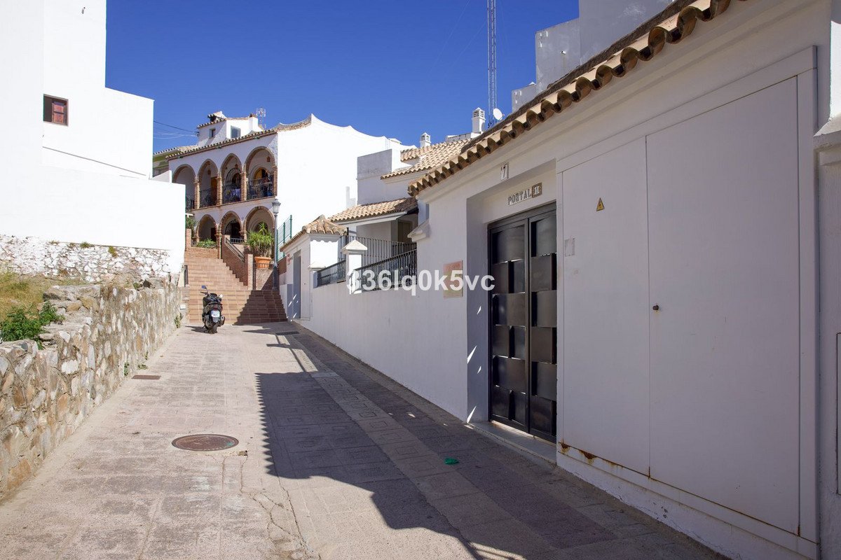 2 Bed Middle Floor Apartment in Benahavís