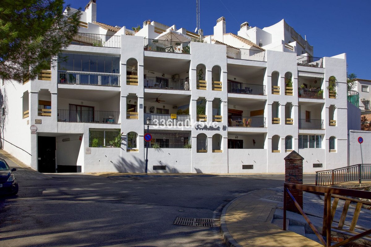 2 Bed Middle Floor Apartment in Benahavís