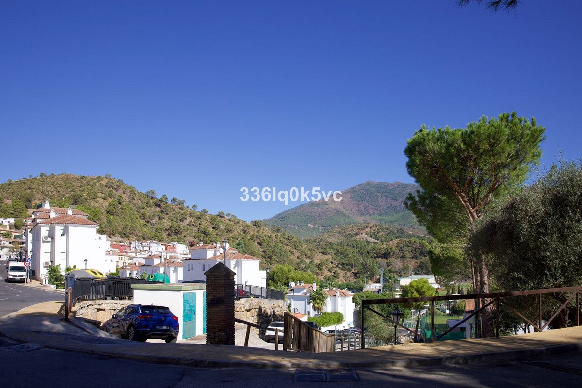 2 Bed Middle Floor Apartment in Benahavís