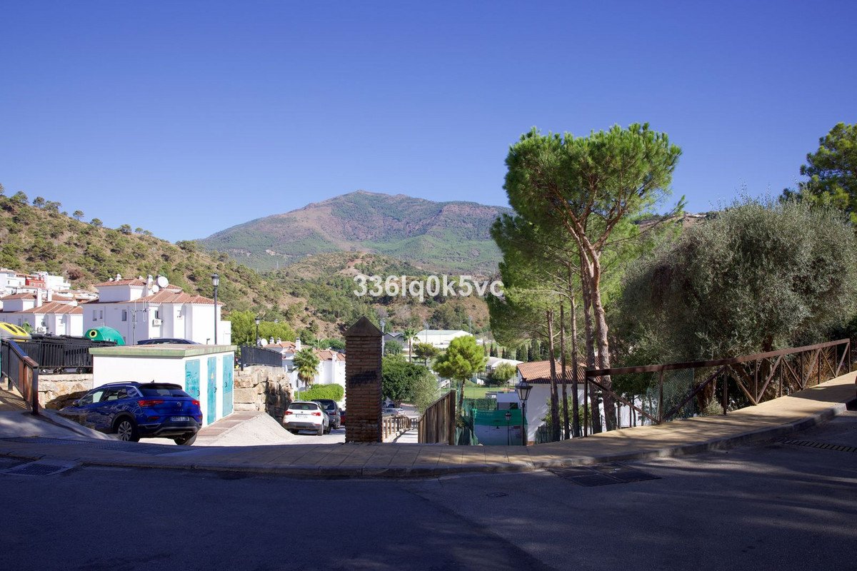 2 Bed Middle Floor Apartment in Benahavís