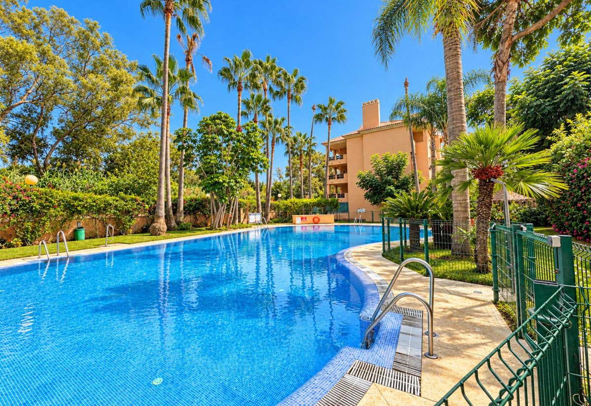 3 Bed Middle Floor Apartment in Cabopino