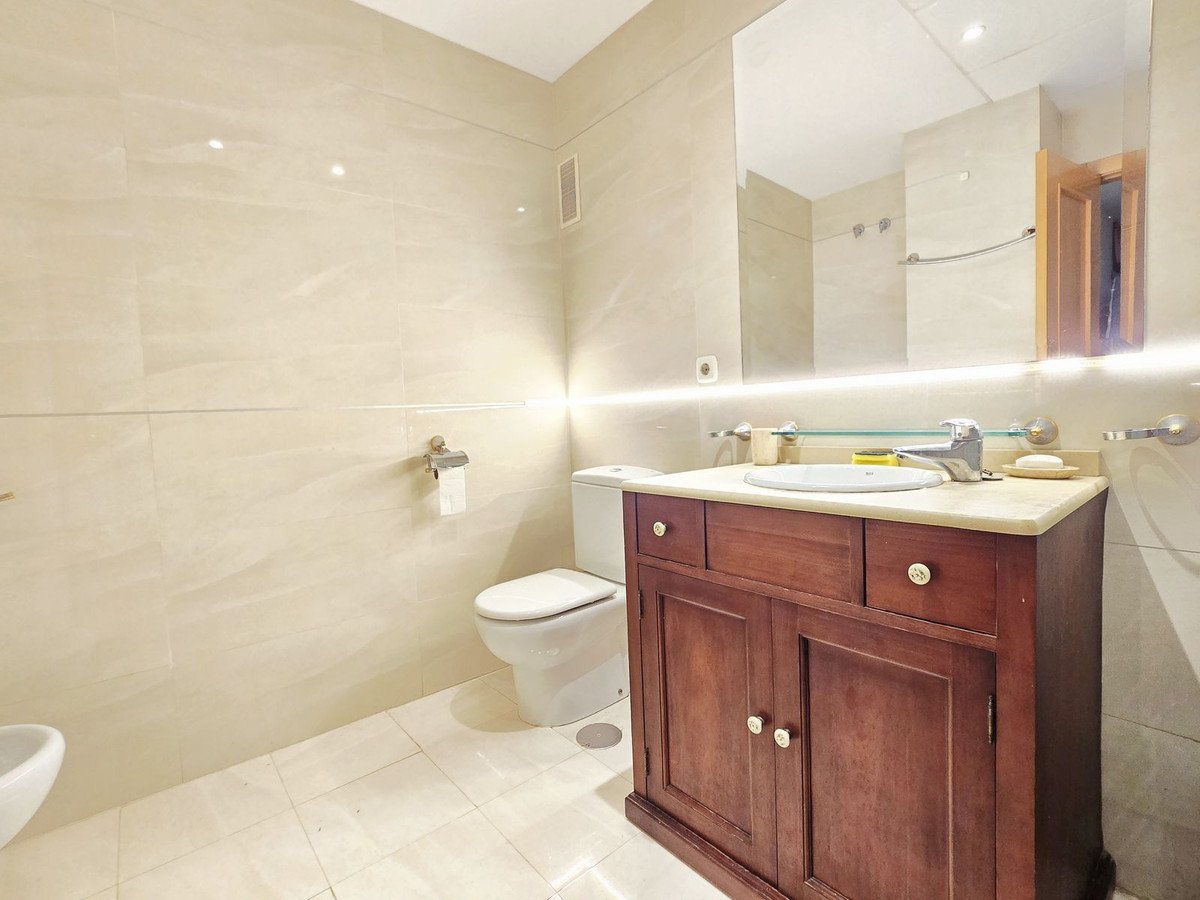 2 Bed Middle Floor Apartment in New Golden Mile
