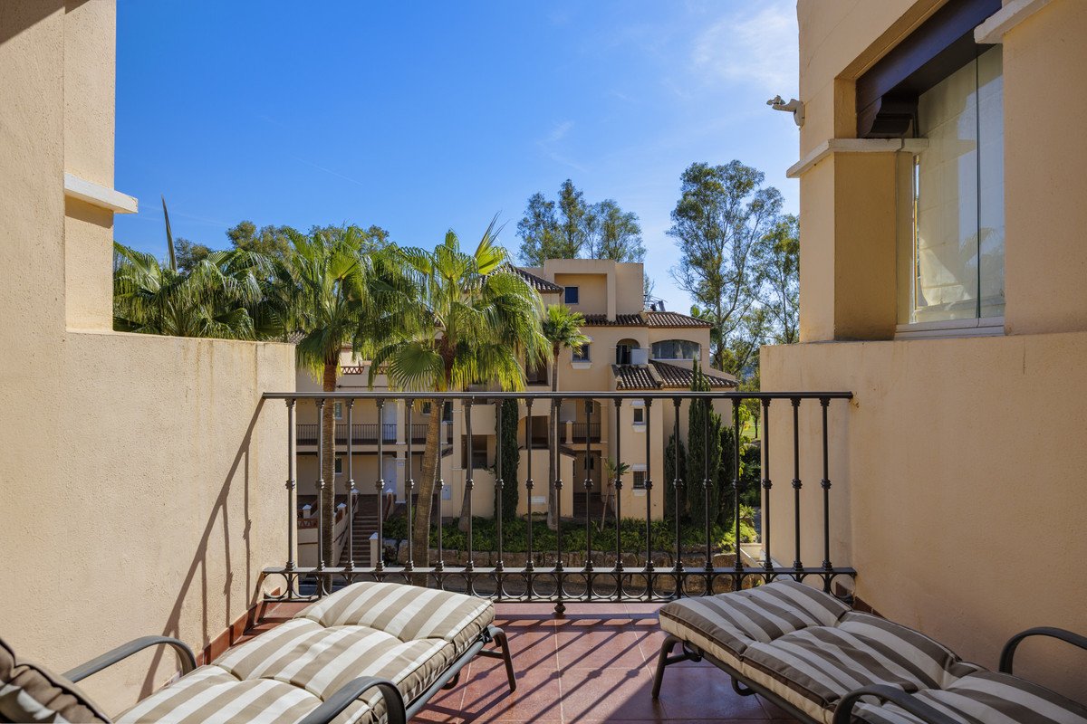 2 Bed Middle Floor Apartment in Estepona