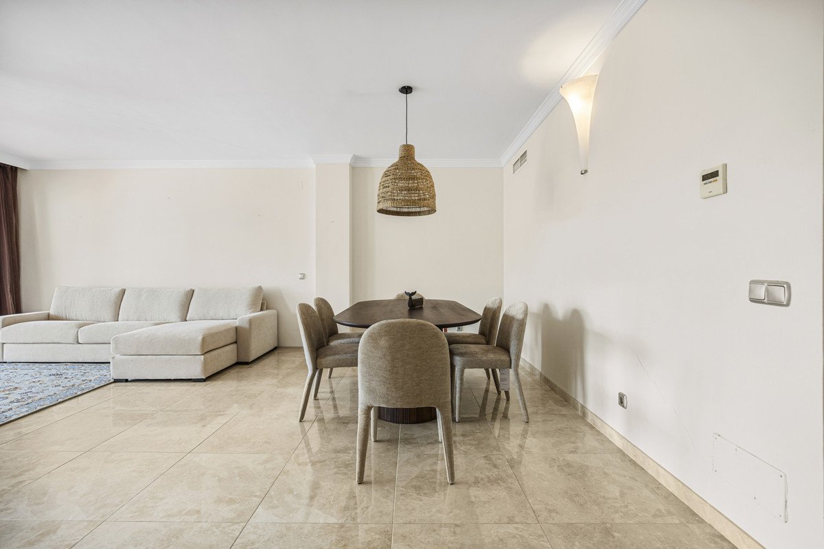 2 Bed Middle Floor Apartment in Estepona