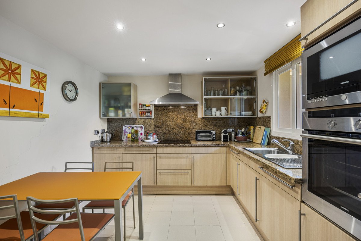 2 Bed Middle Floor Apartment in Estepona