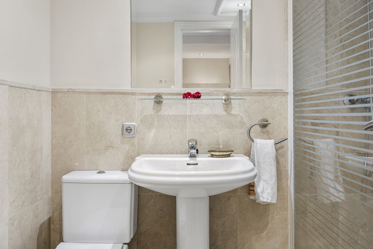 2 Bed Middle Floor Apartment in Estepona