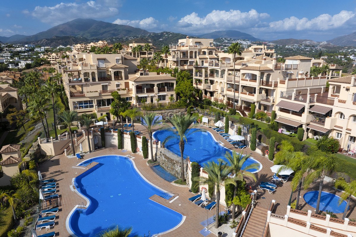 2 Bed Middle Floor Apartment in Estepona