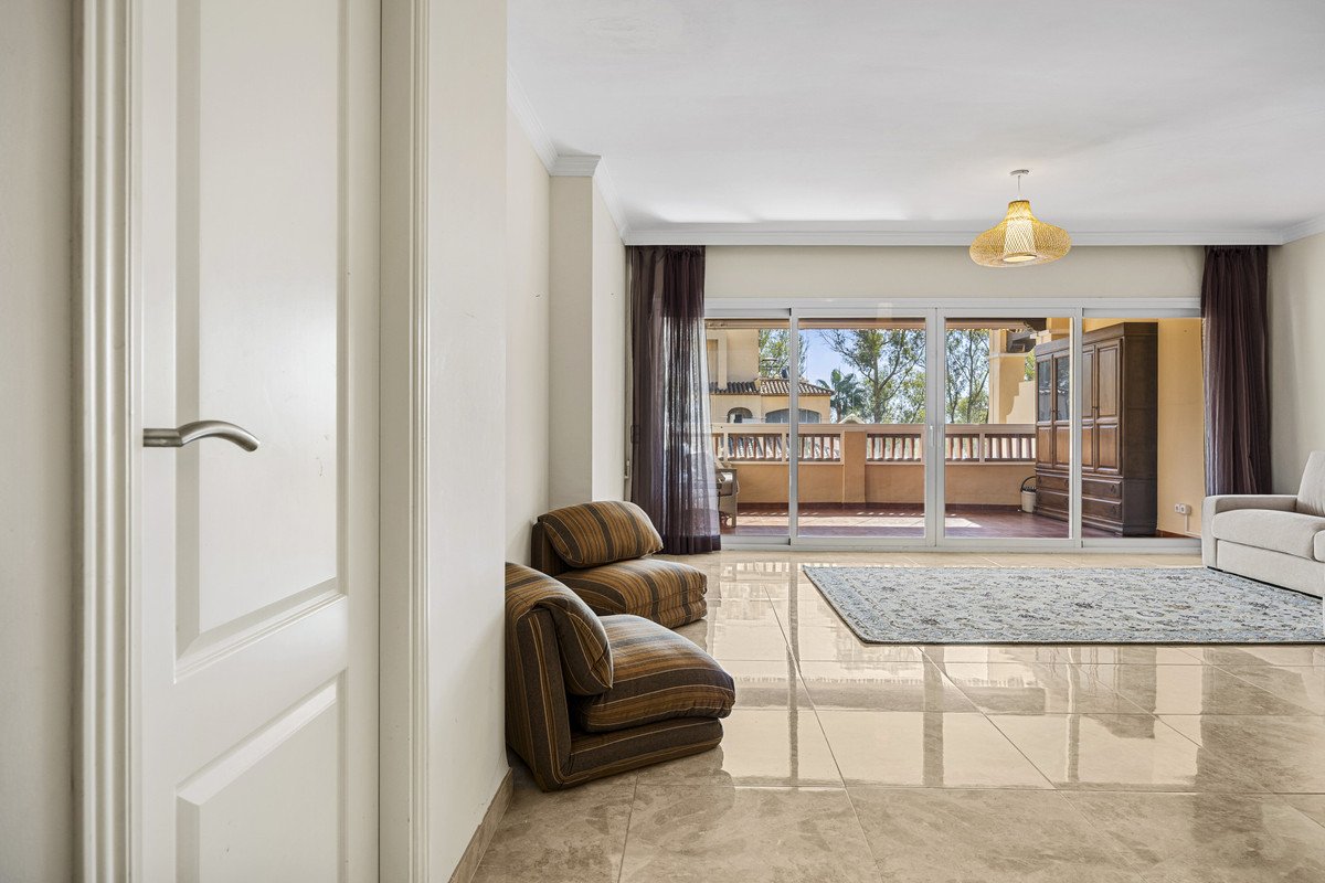 2 Bed Middle Floor Apartment in Estepona