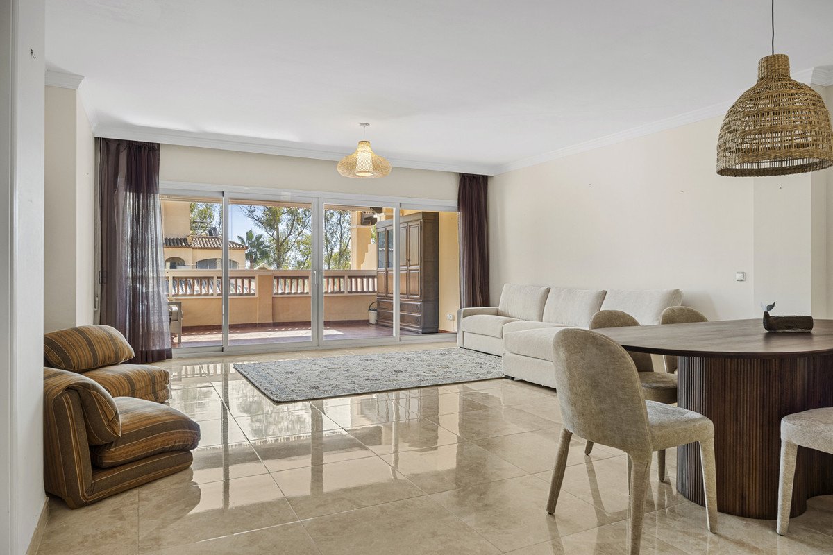 2 Bed Middle Floor Apartment in Estepona