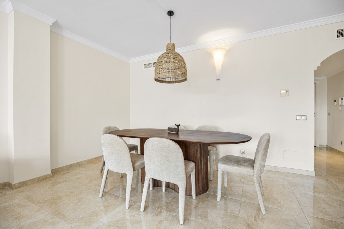 2 Bed Middle Floor Apartment in Estepona