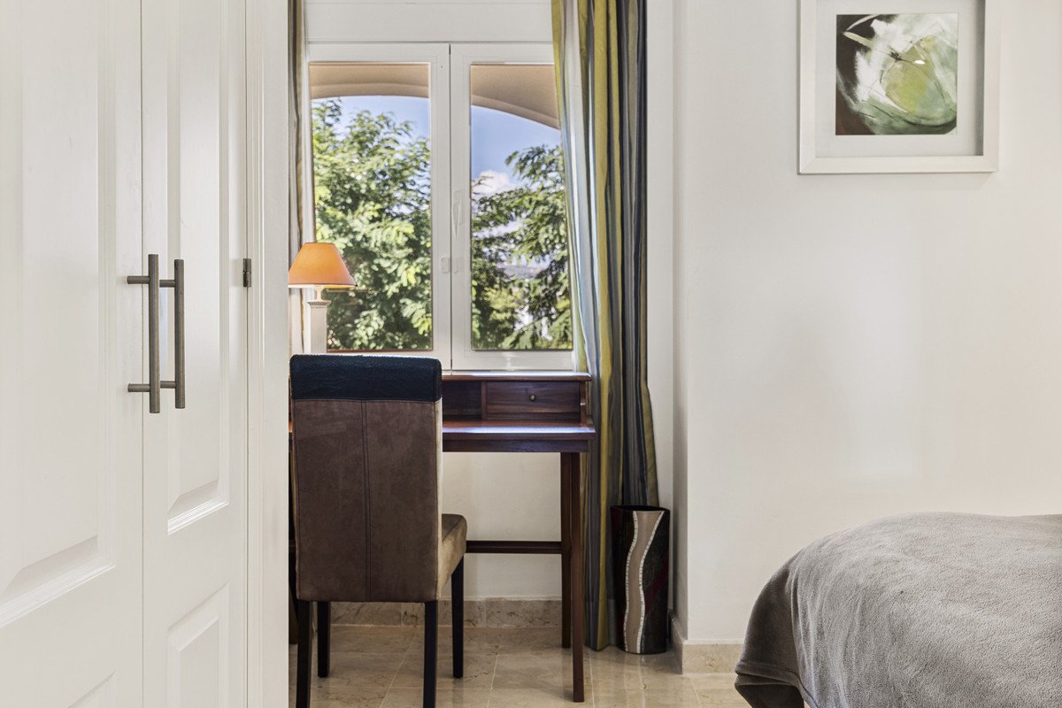 2 Bed Middle Floor Apartment in Estepona