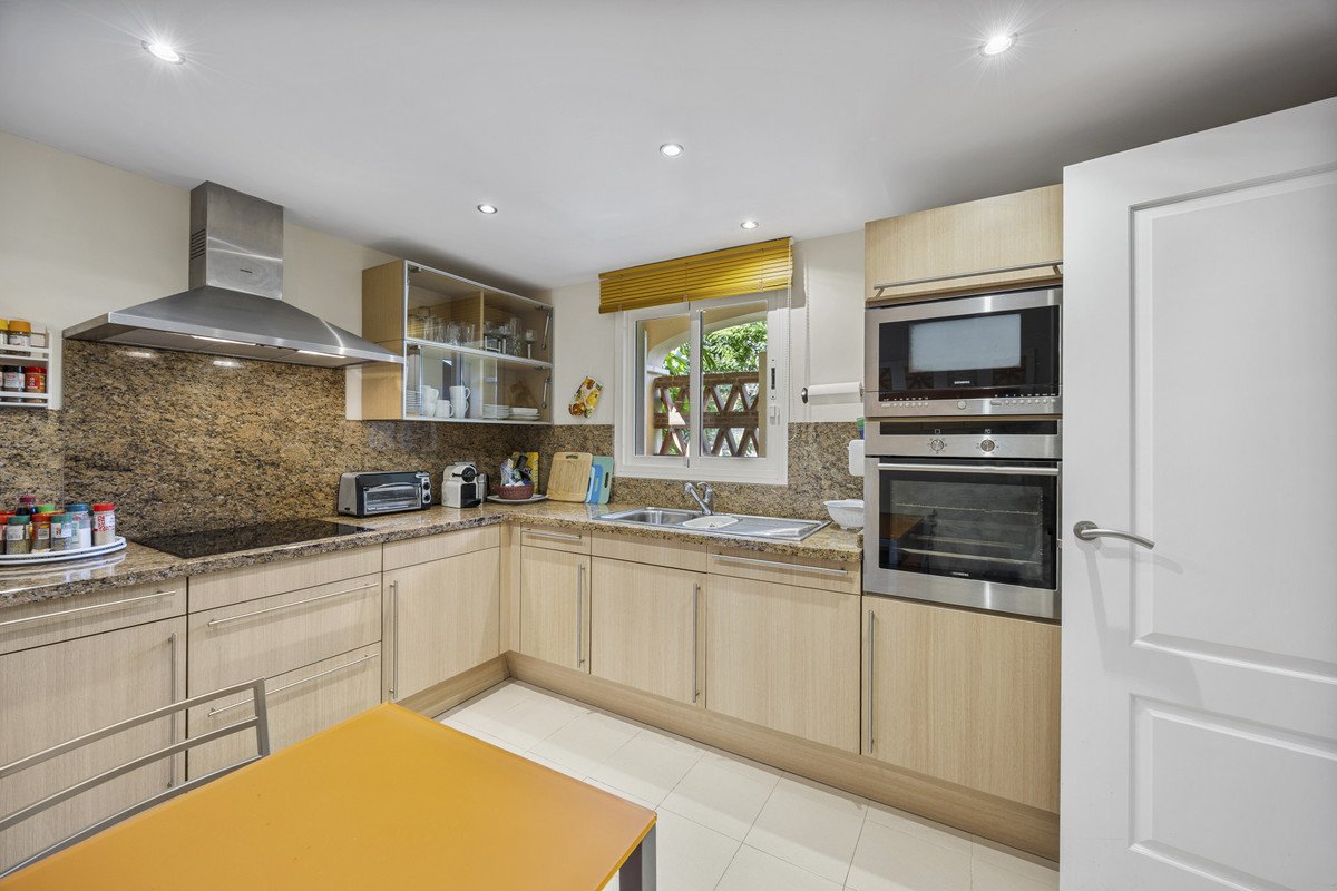 2 Bed Middle Floor Apartment in Estepona