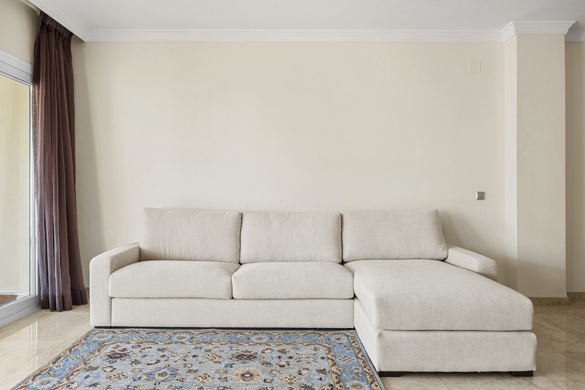 2 Bed Middle Floor Apartment in Estepona