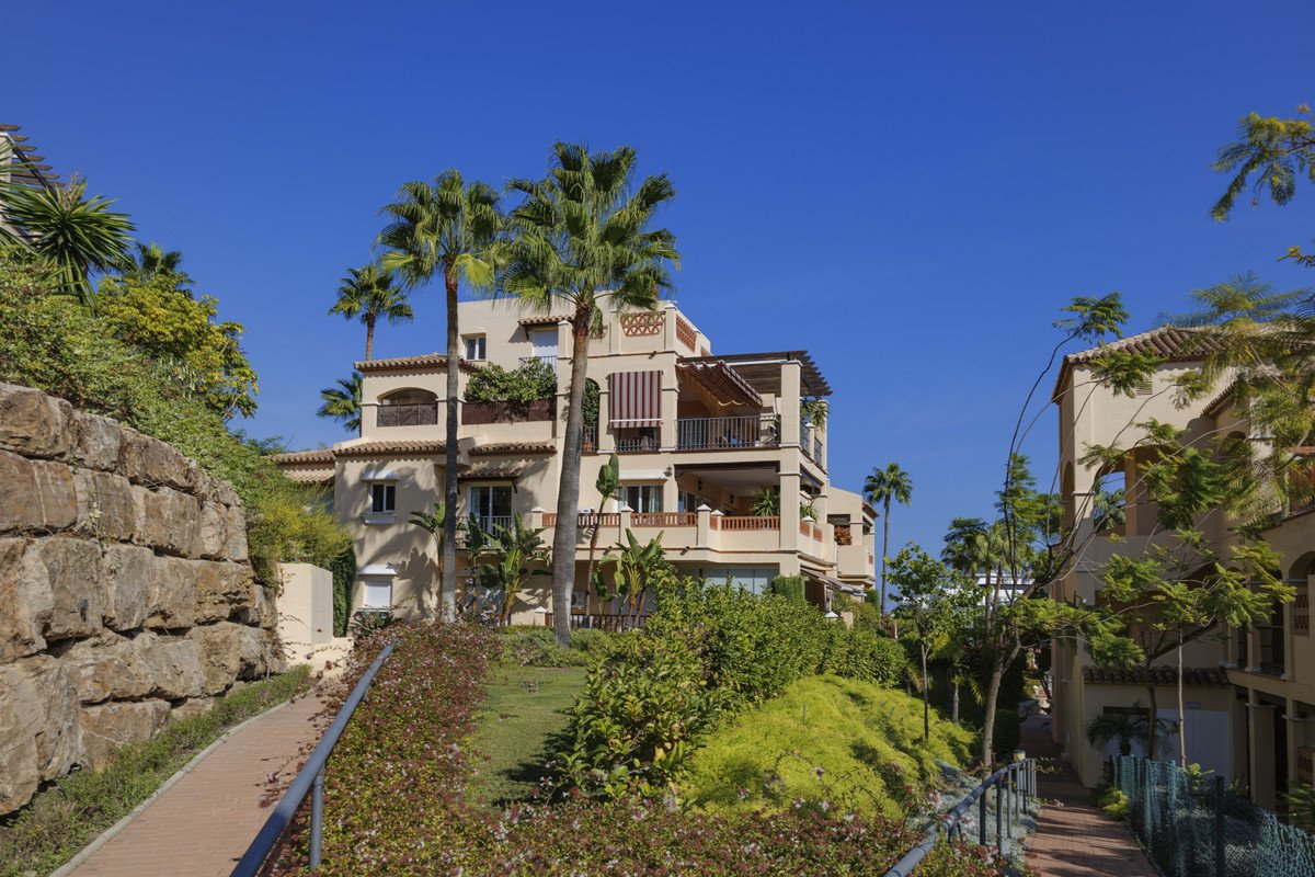 2 Bed Middle Floor Apartment in Estepona