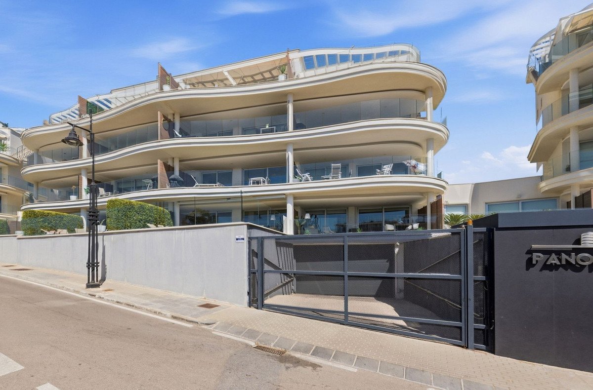 3 Bed Middle Floor Apartment in Higueron
