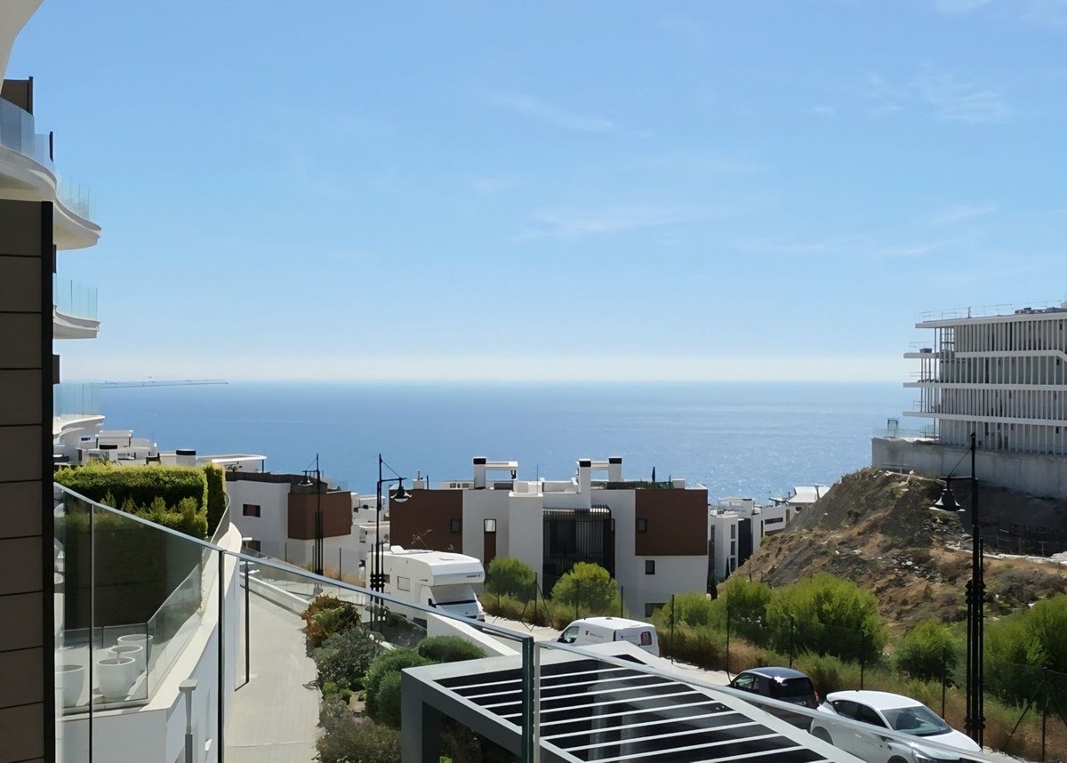 3 Bed Middle Floor Apartment in Higueron