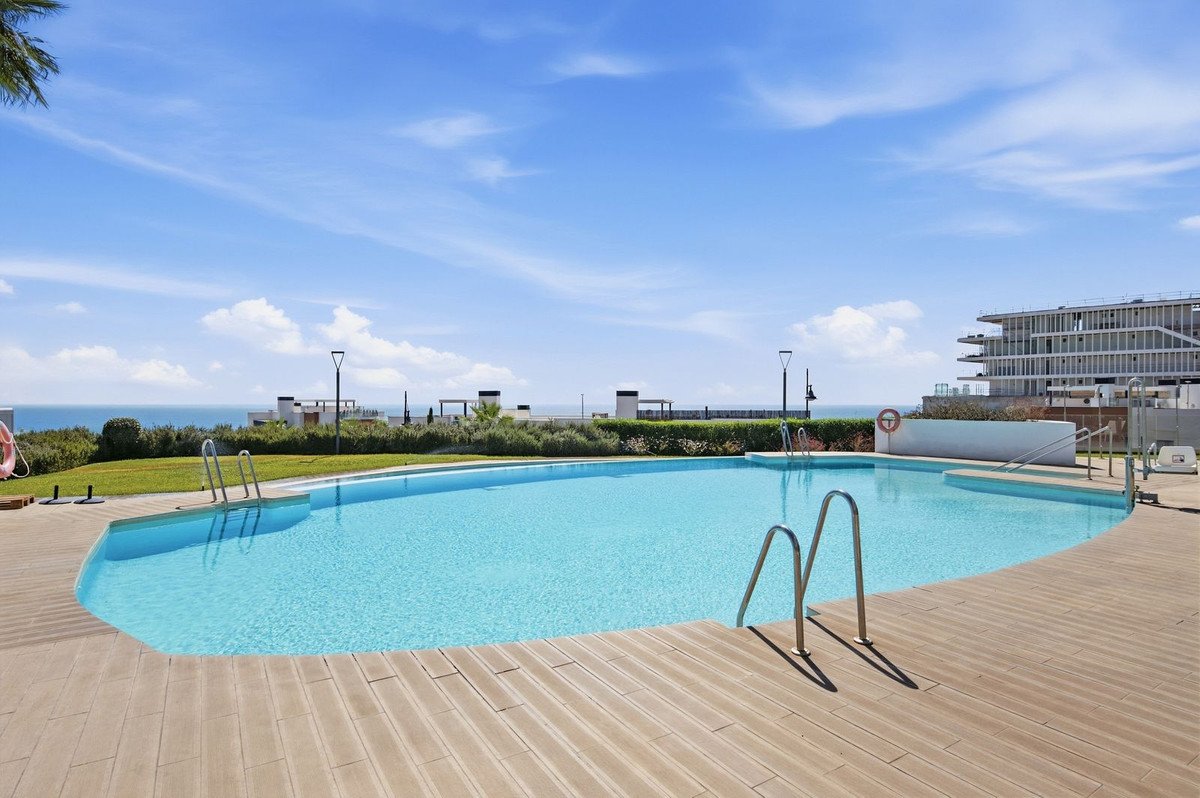 3 Bed Middle Floor Apartment in Higueron