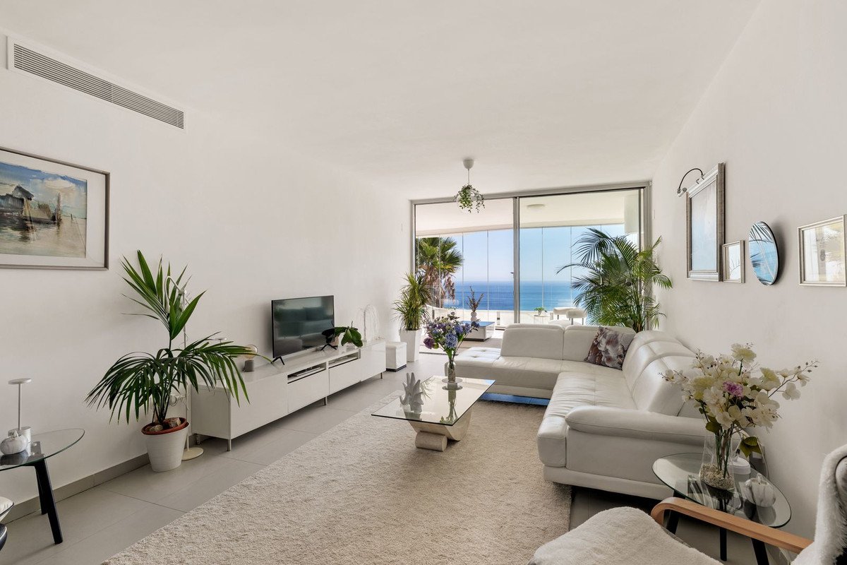 2 Bed Middle Floor Apartment in Benalmadena