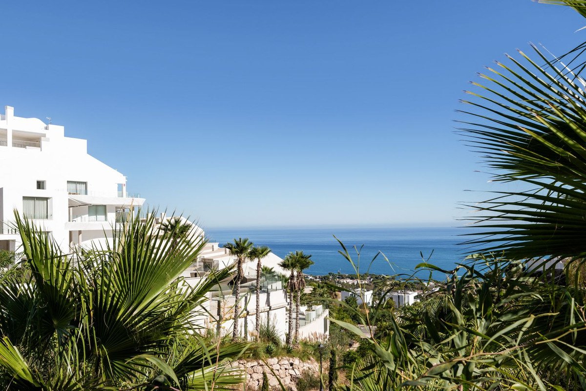 2 Bed Middle Floor Apartment in Benalmadena