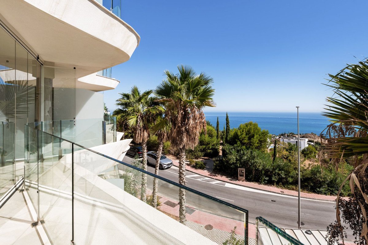 2 Bed Middle Floor Apartment in Benalmadena