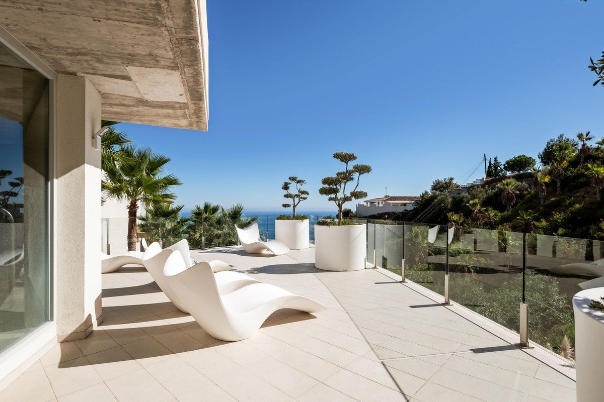 2 Bed Middle Floor Apartment in Benalmadena
