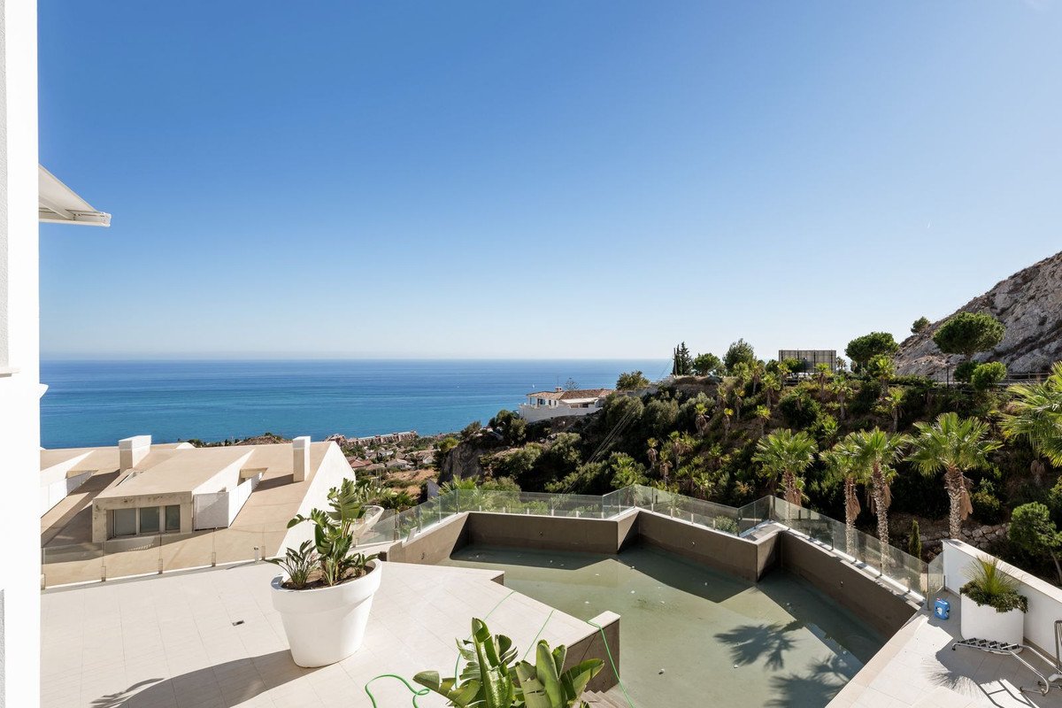 2 Bed Middle Floor Apartment in Benalmadena