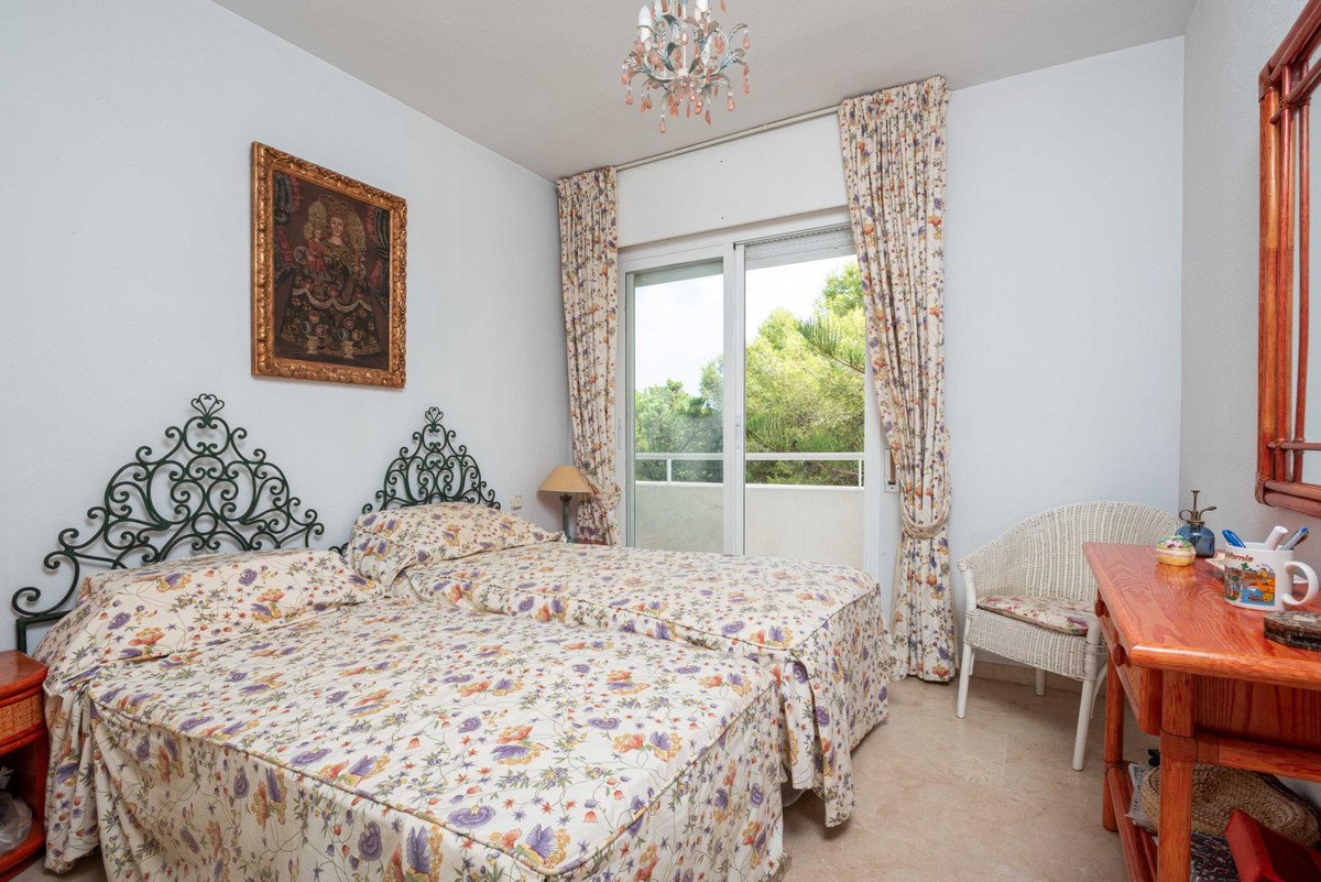 3 Bed Middle Floor Apartment in Río Real