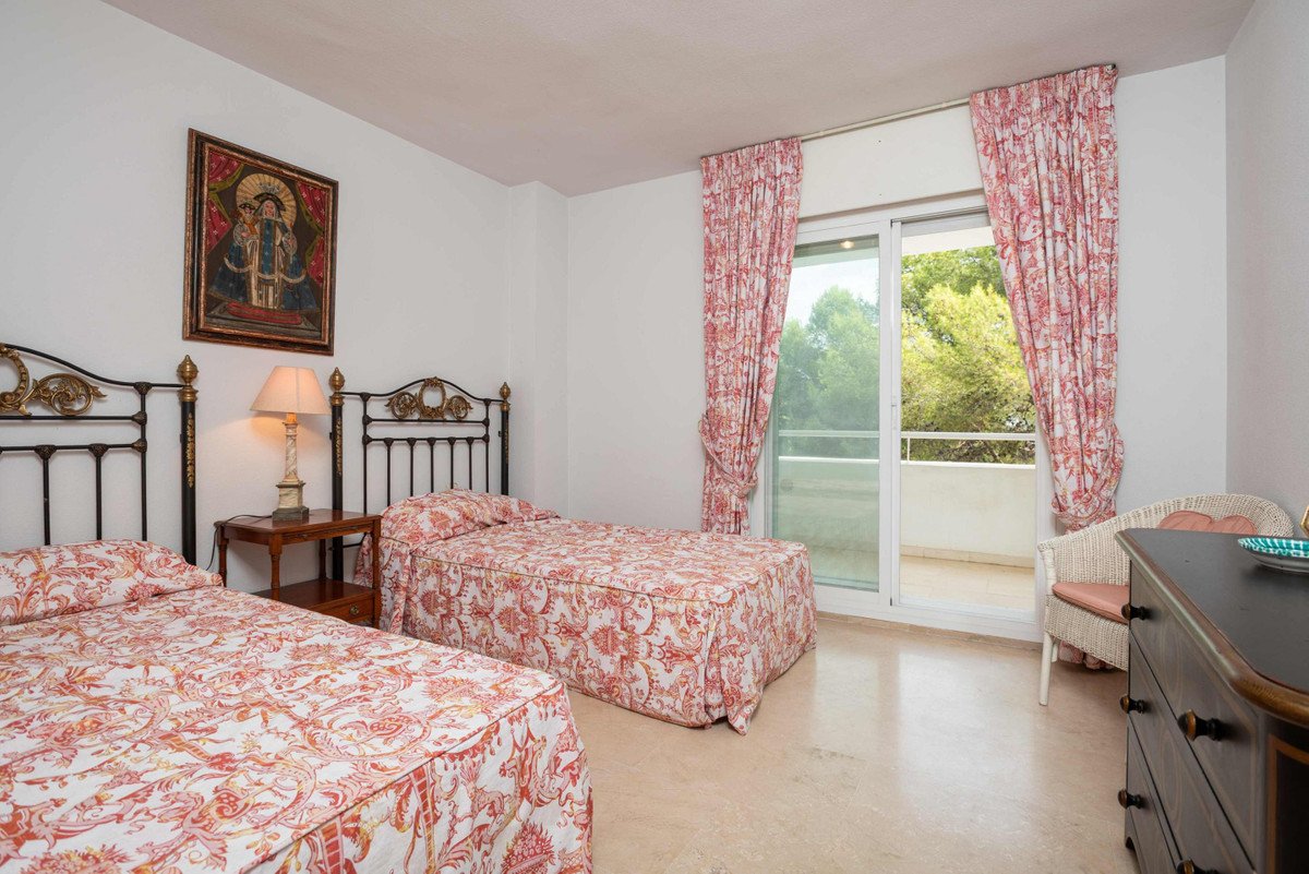 3 Bed Middle Floor Apartment in Río Real