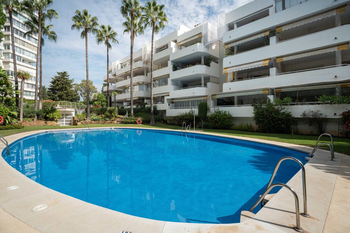 3 Bed Middle Floor Apartment in Río Real