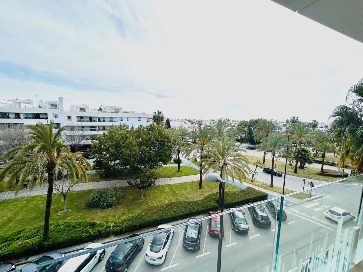 3 Bed Middle Floor Apartment in San Pedro de Alcántara
