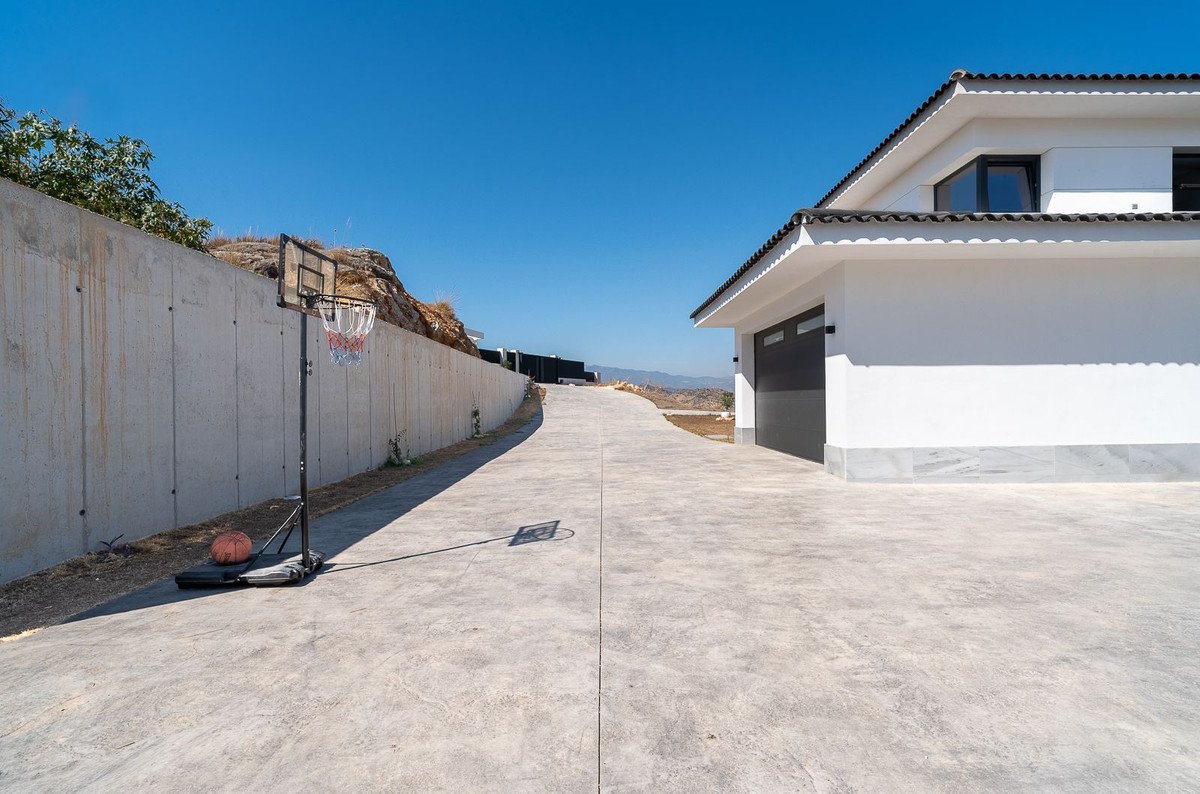 6 Bed Detached Villa in Coín