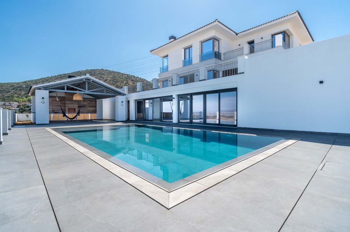 6 Bed Detached Villa in Coín
