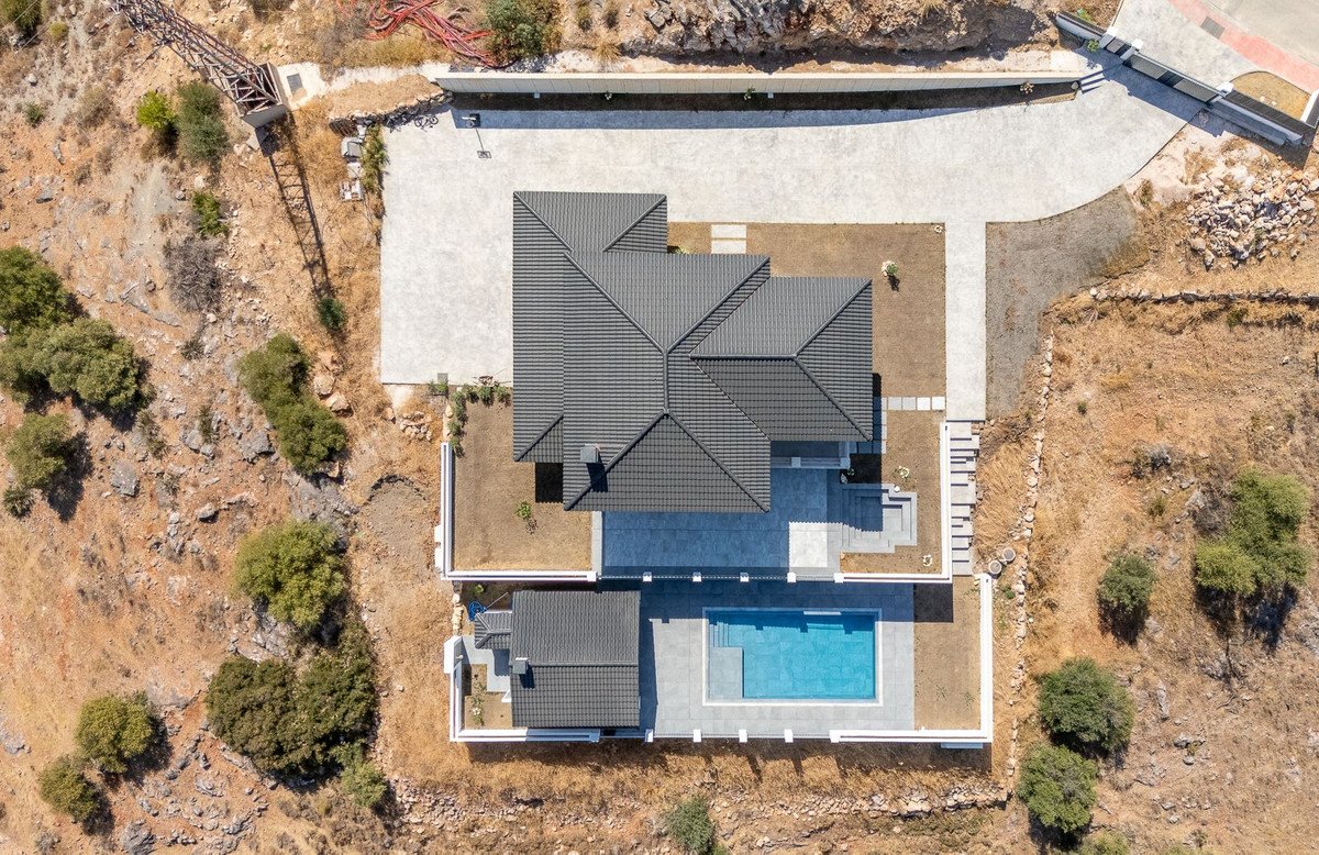 6 Bed Detached Villa in Coín