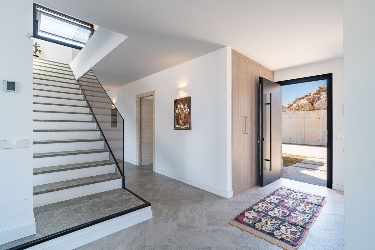 6 Bed Detached Villa in Coín