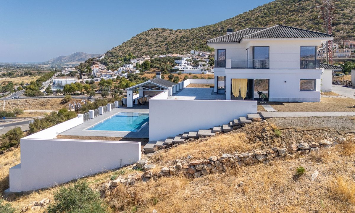 6 Bed Detached Villa in Coín